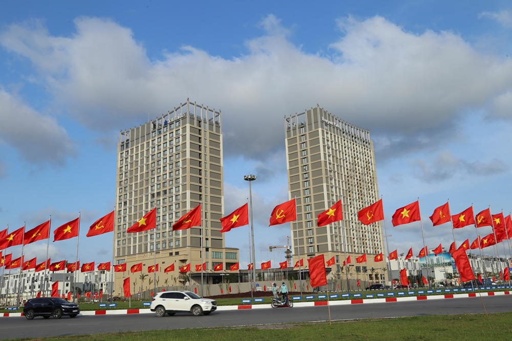 Cờ hoa được trang hoàng rực rỡ khắp thành phố nhân kỷ niệm 65 năm giải phóng Hải Phòng.